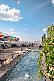 buffet Kull bar Rooftop Pop Up auf zwei Ebenen vom 01.-17.08.2019 auf der Hoch5 Dachterrasse am Ostbahnhof (©Foto. K&W GmbH & Co. KG)